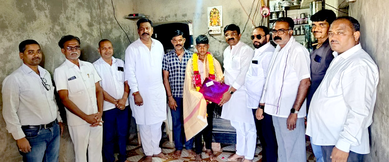 चौदा वर्षीय उमेश पाटीलचा धाडसी पराक्रम; अनेर नदीच्या डोहात बुडणाऱ्या चार मित्रांना दिले जीवदान